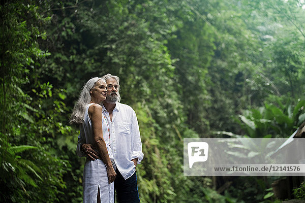 Liebevolles  gutaussehendes Seniorenpaar im tropischen Dschungel