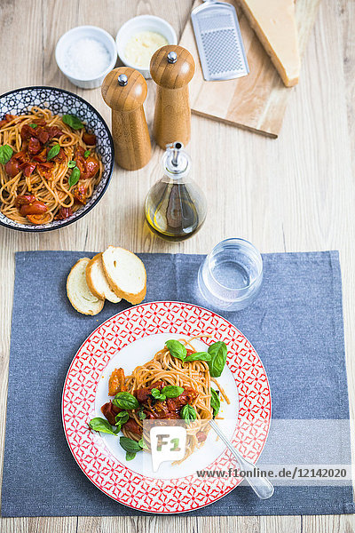 Spaghetti mit Kirschtomaten und Basilikum auf einem Teller