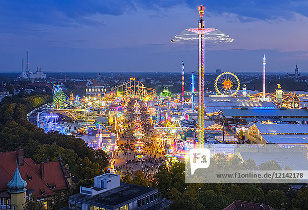 Deutschland  Bayern  München  Blick auf das Oktoberfest auf der Theresienwiese am Abend