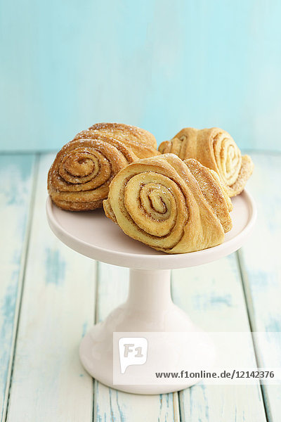 Hausgemachte Franzbroetchen auf dem Kuchenstand