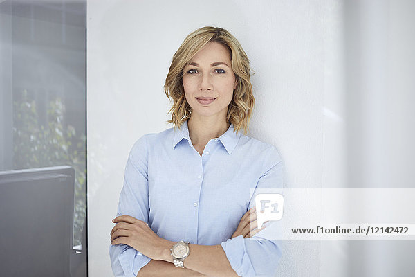 Porträt einer blonden Frau  Geschäftsfrau  hellblaue Bluse