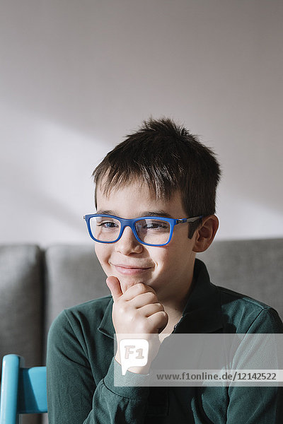 Porträt eines lächelnden Jungen mit blauer Brille