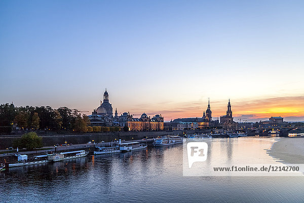 Deutschland  Sachsen  Dresden  Skyline am Abend