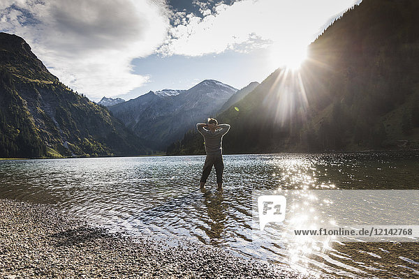 Österreich  Tirol  Wanderer erfrischend im Bergsee