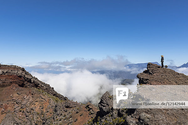 Reunion  Reunion Nationalpark  Touristischer Blick in den Krater Le Cratere Commerson an der Route forestiere du Volcan  Blick auf La Riviere des Remparts