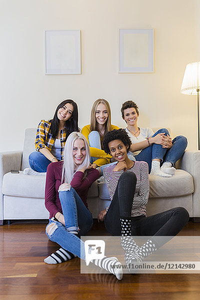 Porträt einer Gruppe von Freundinnen im Wohnzimmer