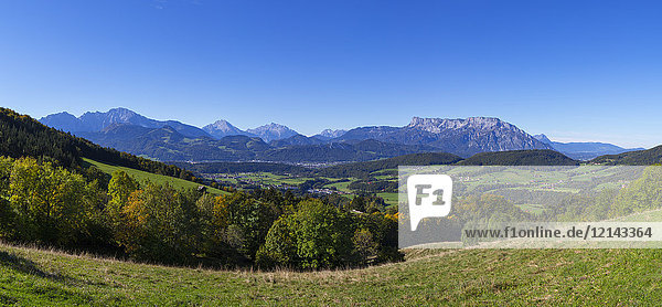 Österreich  Land Salzburg  Flachgau  Berchtesgadener Land  Blick auf Hallein  Berchtesgadener Land mit Untersberg  Reiteralm und Watzmann