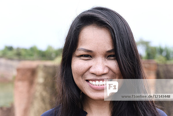 Thailand  Chiang Mai  Porträt einer lächelnden jungen Frau