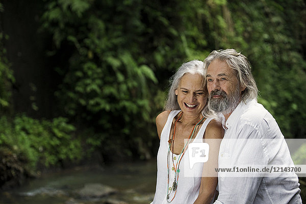 Schönes Seniorenpaar lächelt im tropischen Dschungel