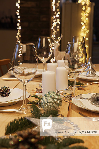 Festlich geschmückter Tisch für Weihnachten