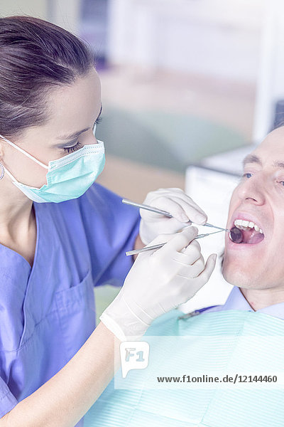 Behandelter Patient beim Zahnarzt