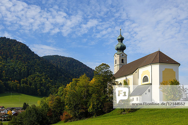 Deutschland  Bayern  Ruhpolding  Blick auf die St. Georgskirche