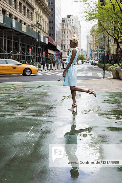 USA  New York  junge blonde Afroamerikanerin auf einem Bein stehend