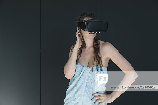 Frau in ein Handtuch gewickelt mit VR-Brille