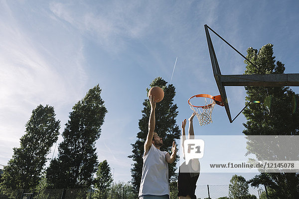 Männer spielen Basketball