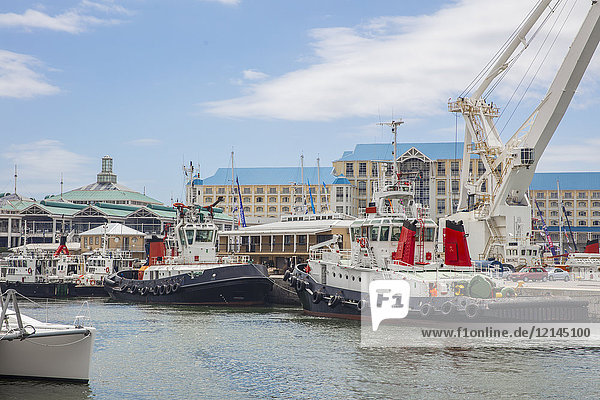 Südafrika  Kapstadt  Schiffe an den Hafenanlagen