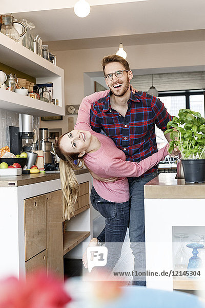 Glückliches junges Paar tanzt in der Küche