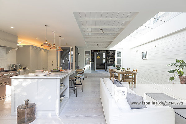 Luxuriöse Wohnküche und Wohnzimmer