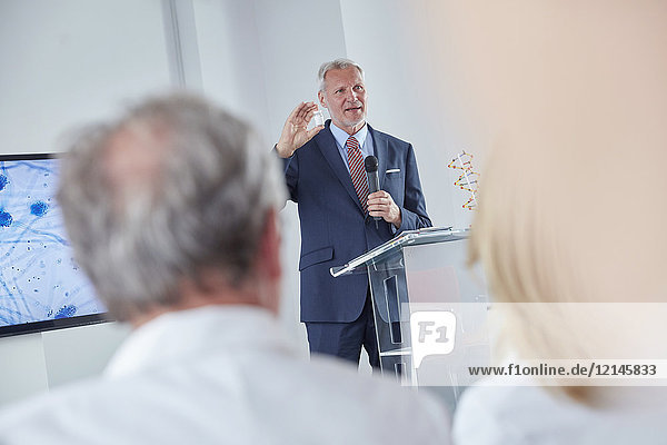 Administrator Geschäftsmann leitet Konferenz im Krankenhaus