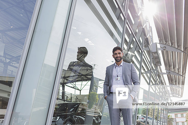 Portrait selbstbewusster Autoverkäufer außerhalb des Autohauses