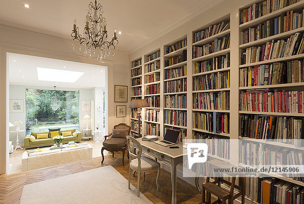 Bücher im Bücherregal in einer luxuriösen Wohnbibliothek
