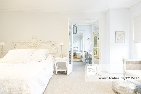 Weißes, luxuriöses Wohnvitrinen-Innenschlafzimmer