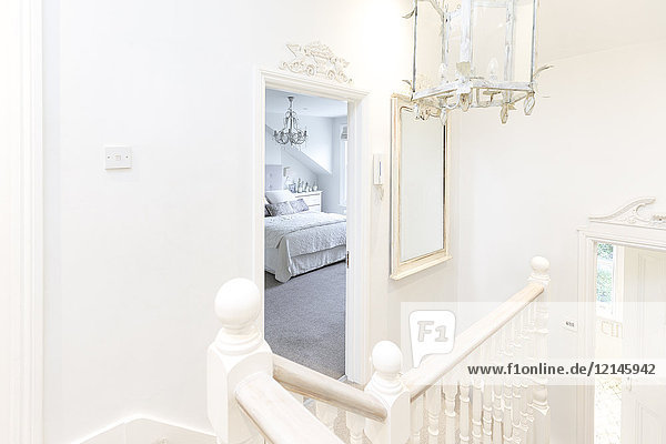 Weißes  luxuriöses Treppenpodest mit Blick auf das Schlafzimmer
