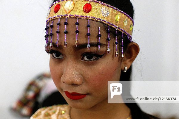 Phare Ponleu Selpak. Make-up before a performance in Battambang.