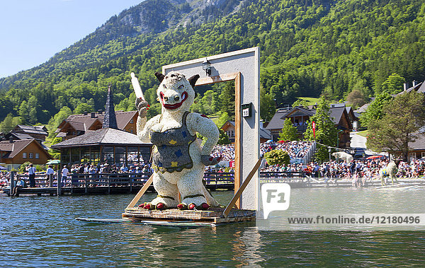 Österreich  Steiermark  Bad Aussee  Narzissenfest  Kuh auf Boot