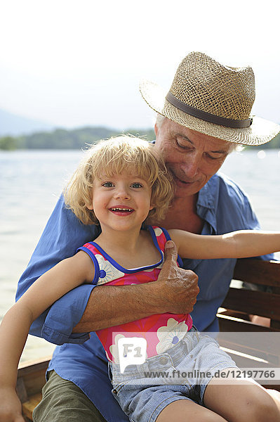 Porträt des kleinen Mädchens im Ruderboot mit ihrem Großvater
