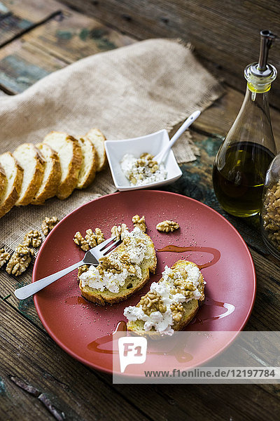 Bruschetta und verschiedene Zutaten  Ricotta-Käse  Nüsse  Olivenöl  Brot