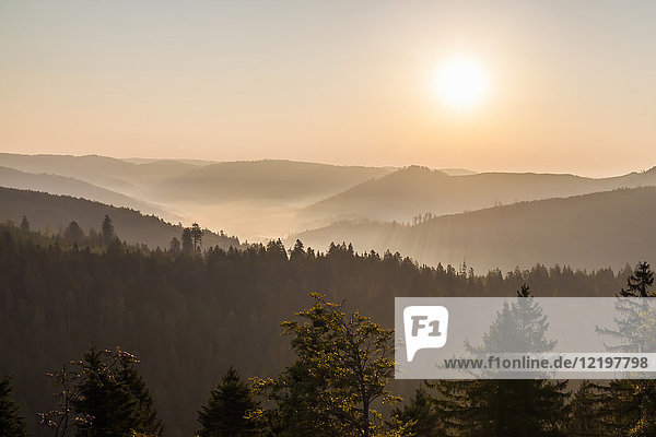Deutschland  Baden-Württemberg  Schwarzwald  Blick vom Schliffkopf bei Sonnenaufgang