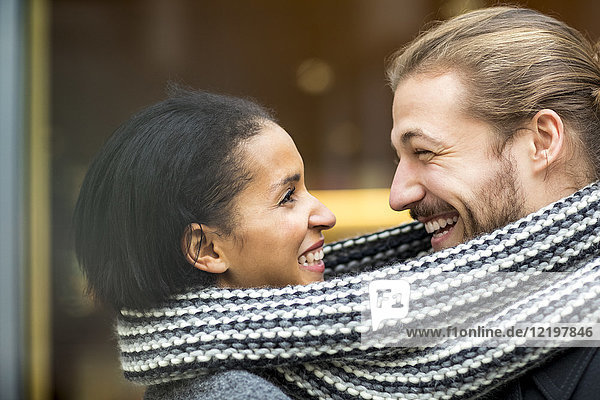 Porträt eines glücklichen jungen Paares mit Schal