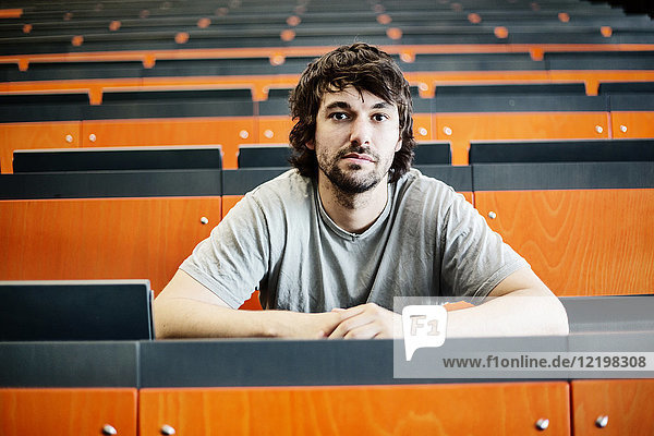 Portrait des Studenten im Hörsaal der Universität