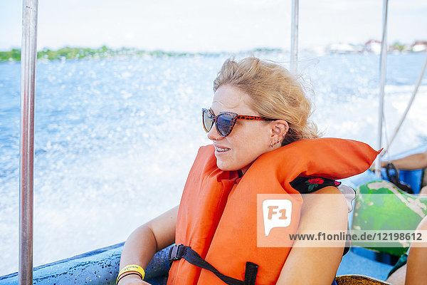 Panama  Frau mit Schwimmweste im Boot sitzend