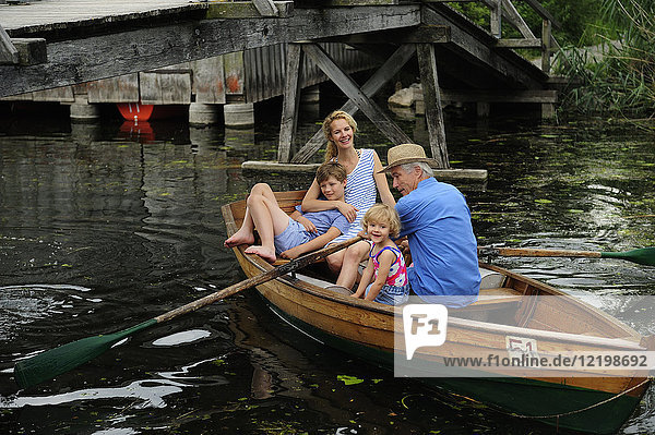 Glückliche Familie im Ruderboot auf dem See