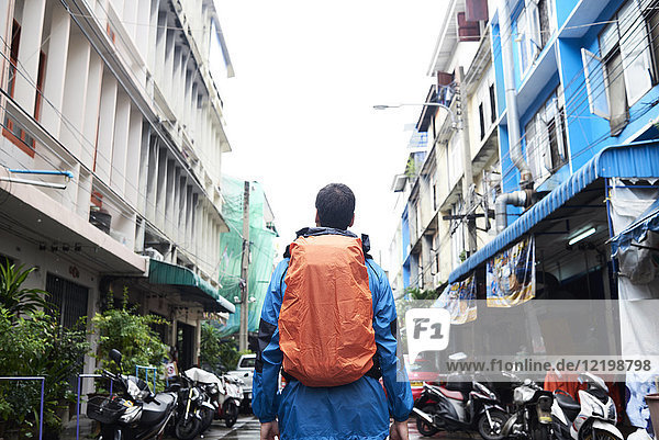 Thailand  Bangkok  Backpacker auf der Straße