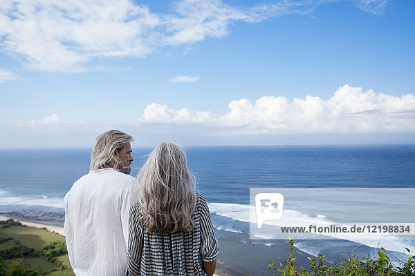 Seniorenpaar mit Blick auf den Ozean  Rückansicht