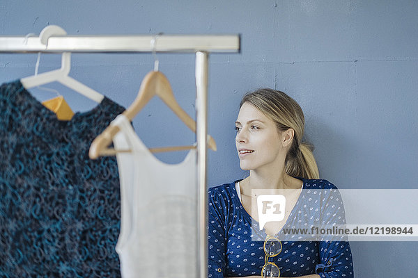 Porträt der lächelnden Modedesignerin in ihrem Atelier