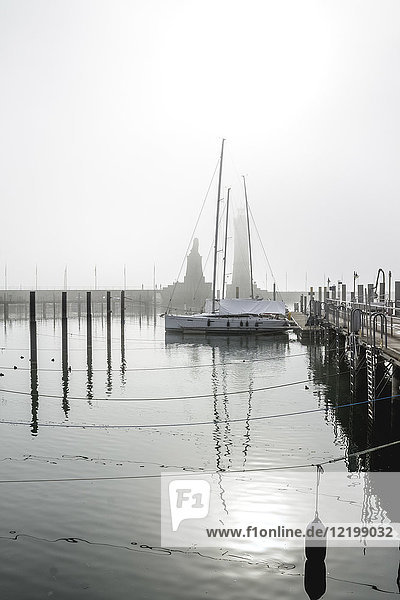 Deutschland  Lindau  Bodensee  Hafen im Nebel