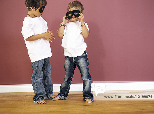 Zwei kleine Jungen mit schwarzen Augenmasken
