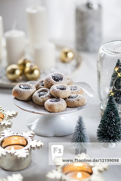 Weihnachtsplätzchen mit Marmeladenfüllung auf Kuchenständer