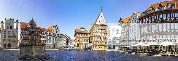 Deutschland  Hildesheim  Marktplatz mit Rolandbrunnen und Metzgereihalle