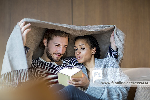 Portrait eines jungen Paares  das sich auf der Couch entspannt
