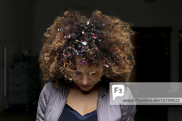 Frau mit Konfetti im Haar