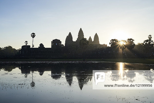 Kambodscha  Siem Riep  Silhouette von Angkor Wat bei Sonnenaufgang