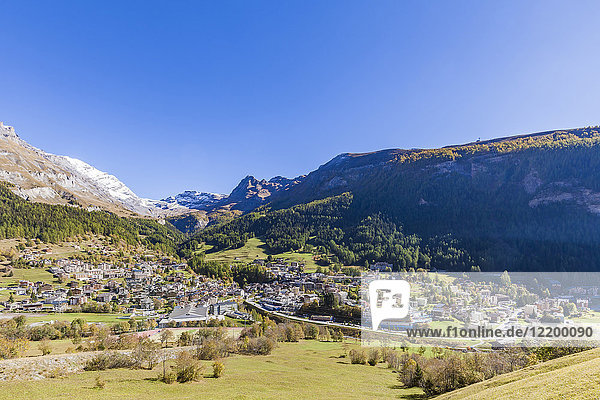 Schweiz  Wallis  Leukerbad  Stadtbild mit Bergmassiv