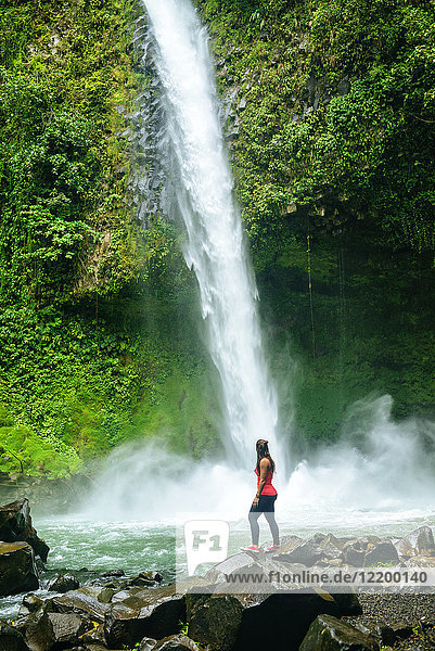 Costa Rica  Vulkan Arenal Nationalpark  Frau am Wasserfall von La Fortuna