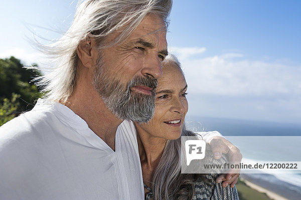 Porträt eines hübschen Seniorenpaares am Meer