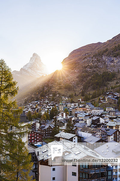 Schweiz  Wallis  Zermatt  Matterhorn  Stadtbild  Chalets  Ferienhäuser bei Sonnenuntergang
